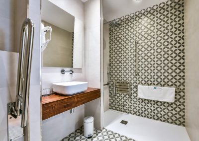 Standard room bathroom